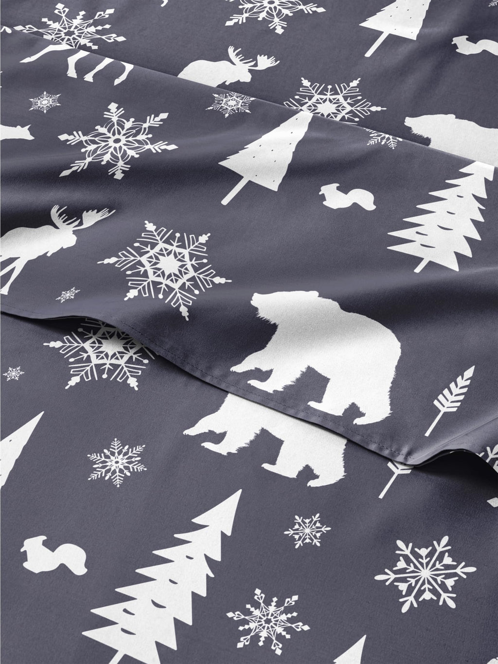 Komplet pościeli King Christmas Tree - Świąteczny wzór Xmas na lnie - Głębokie kieszenie - Dopasowany krój - 4 części - Bez zagnieceń - Wygodna i chłodząca świąteczna pościel zimowa - Łatwa w pielęgnacji - Przyjazna dzieciom