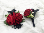 DESUNESS Rød Rose Håndledskorsage Håndledsarmbånd og Herre Boutonniere Sæt med Sort Calla Lily til Bryllup Blomster Tilbehør Prom Jakkesæt Dekorationer
