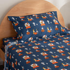 Zestaw pościeli Berkshire Blanket Peanuts® dla dzieci, rozmiar pełny - 4 części, Peanuts® mini pozy i łapy szare, urocze postacie Snoopy nadrukowane na miękkich mikrofibrowych prześcieradłach