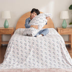 Zestaw pościeli Berkshire Blanket Peanuts® dla dzieci, rozmiar pełny - 4 części, Peanuts® mini pozy i łapy szare, urocze postacie Snoopy nadrukowane na miękkich mikrofibrowych prześcieradłach