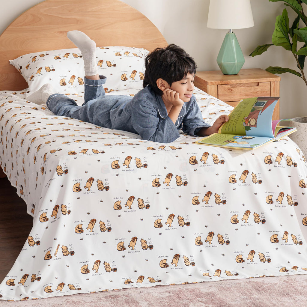 Zestaw pościeli Berkshire Blanket Peanuts® dla dzieci, rozmiar pełny - 4 części, Peanuts® mini pozy i łapy szare, urocze postacie Snoopy nadrukowane na miękkich mikrofibrowych prześcieradłach