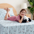 Zestaw pościeli Berkshire Blanket Peanuts® dla dzieci, rozmiar pełny - 4 części, Peanuts® mini pozy i łapy szare, urocze postacie Snoopy nadrukowane na miękkich mikrofibrowych prześcieradłach