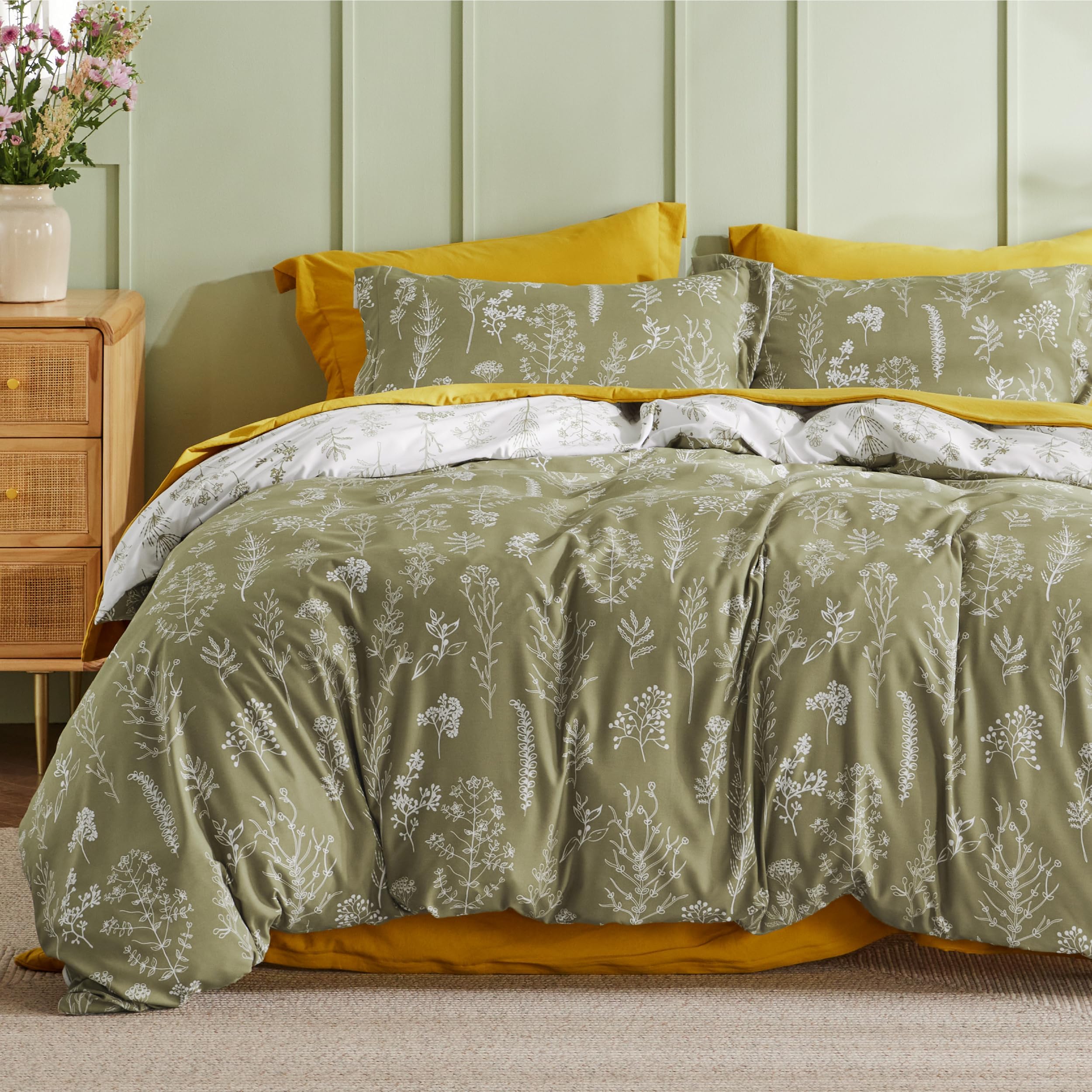 Bedsure Duvet Cover Queen Size - Reversible Floral Duvet Cover Set with Zipper Closure, Green Bedding Set, 3 Pieces, 1 Duvet Cover 90"x90" with 8 Corner Ties and 2 Pillow Shams 20"x26" - Grand Goldman