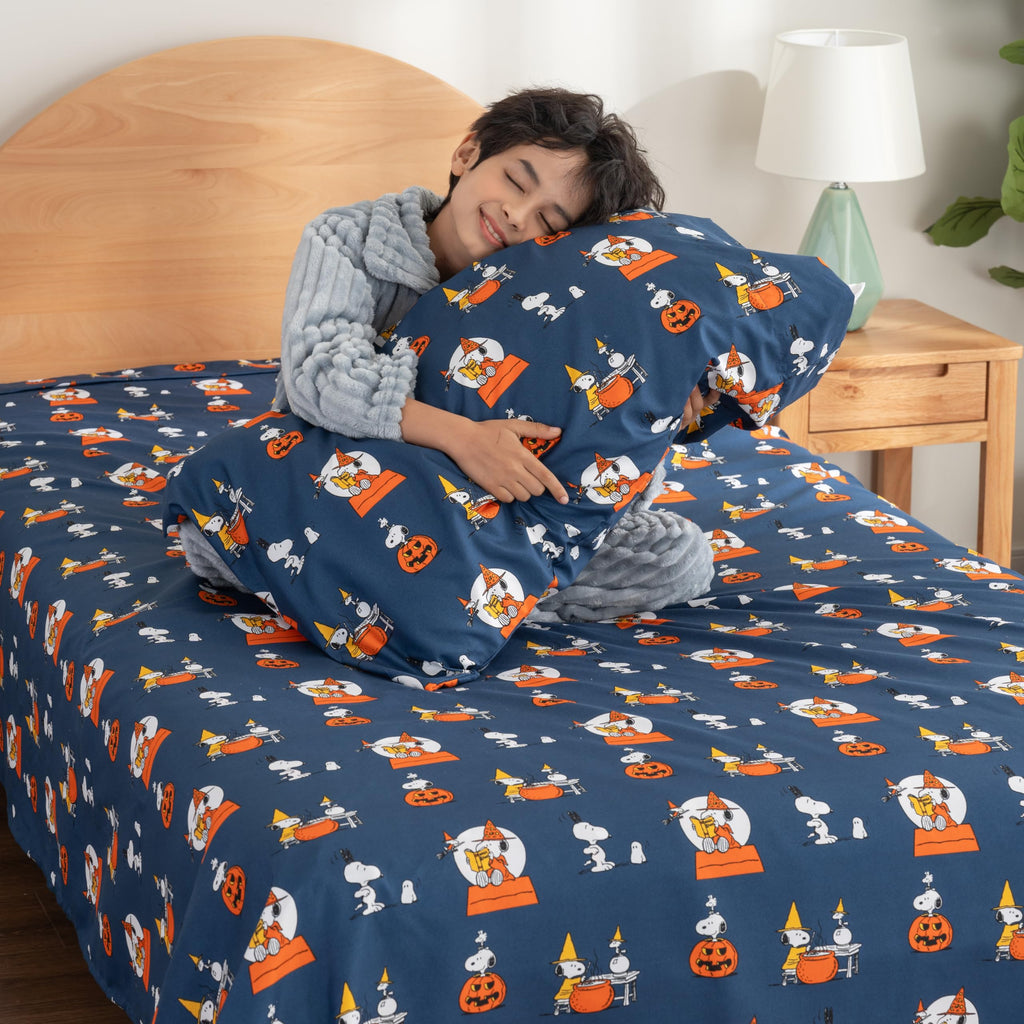 Zestaw pościeli Berkshire Blanket Peanuts® dla dzieci, rozmiar pełny - 4 części, Peanuts® mini pozy i łapy szare, urocze postacie Snoopy nadrukowane na miękkich mikrofibrowych prześcieradłach