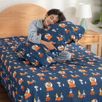 Zestaw pościeli Berkshire Blanket Peanuts® dla dzieci, rozmiar pełny - 4 części, Peanuts® mini pozy i łapy szare, urocze postacie Snoopy nadrukowane na miękkich mikrofibrowych prześcieradłach
