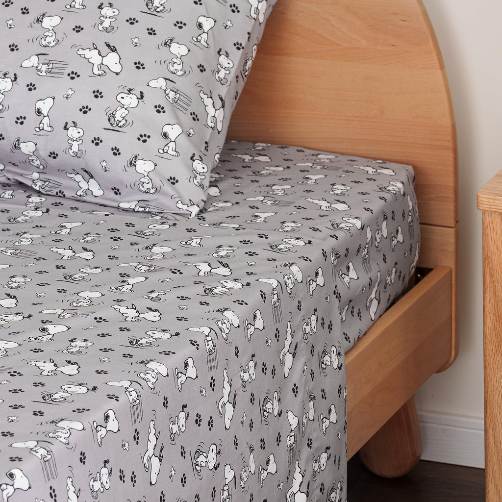 Zestaw pościeli Berkshire Blanket Peanuts® dla dzieci, rozmiar pełny - 4 części, Peanuts® mini pozy i łapy szare, urocze postacie Snoopy nadrukowane na miękkich mikrofibrowych prześcieradłach
