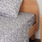 Zestaw pościeli Berkshire Blanket Peanuts® dla dzieci, rozmiar pełny - 4 części, Peanuts® mini pozy i łapy szare, urocze postacie Snoopy nadrukowane na miękkich mikrofibrowych prześcieradłach