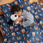 Zestaw pościeli Berkshire Blanket Peanuts® dla dzieci, rozmiar pełny - 4 części, Peanuts® mini pozy i łapy szare, urocze postacie Snoopy nadrukowane na miękkich mikrofibrowych prześcieradłach