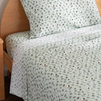 Zestaw pościeli Berkshire Blanket Peanuts® dla dzieci, rozmiar pełny - 4 części, Peanuts® mini pozy i łapy szare, urocze postacie Snoopy nadrukowane na miękkich mikrofibrowych prześcieradłach