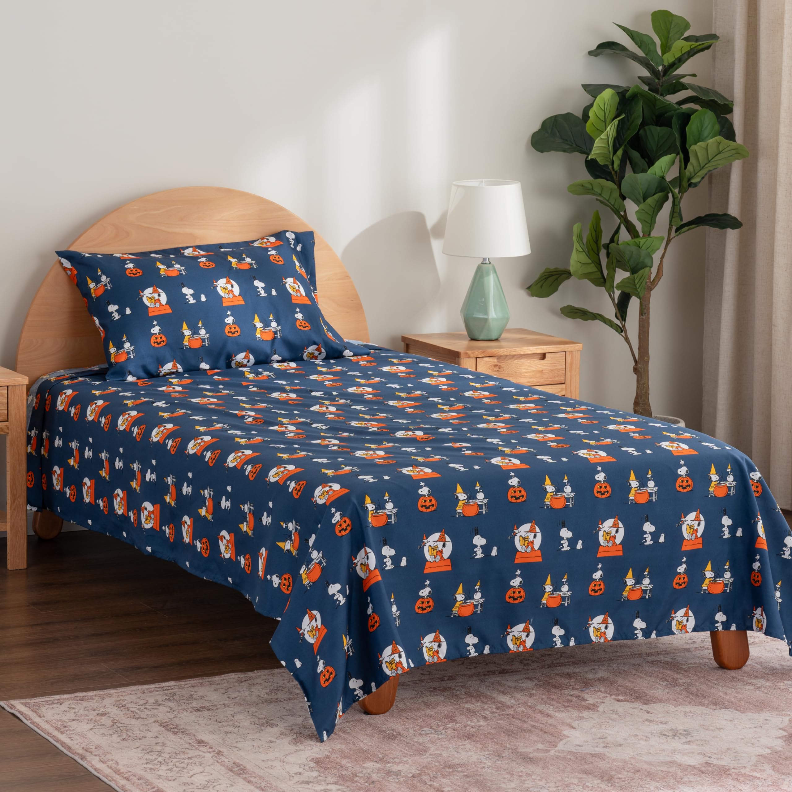 Zestaw pościeli Berkshire Blanket Peanuts® dla dzieci, rozmiar pełny - 4 części, Peanuts® mini pozy i łapy szare, urocze postacie Snoopy nadrukowane na miękkich mikrofibrowych prześcieradłach