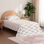 Zestaw pościeli Berkshire Blanket Peanuts® dla dzieci, rozmiar pełny - 4 części, Peanuts® mini pozy i łapy szare, urocze postacie Snoopy nadrukowane na miękkich mikrofibrowych prześcieradłach