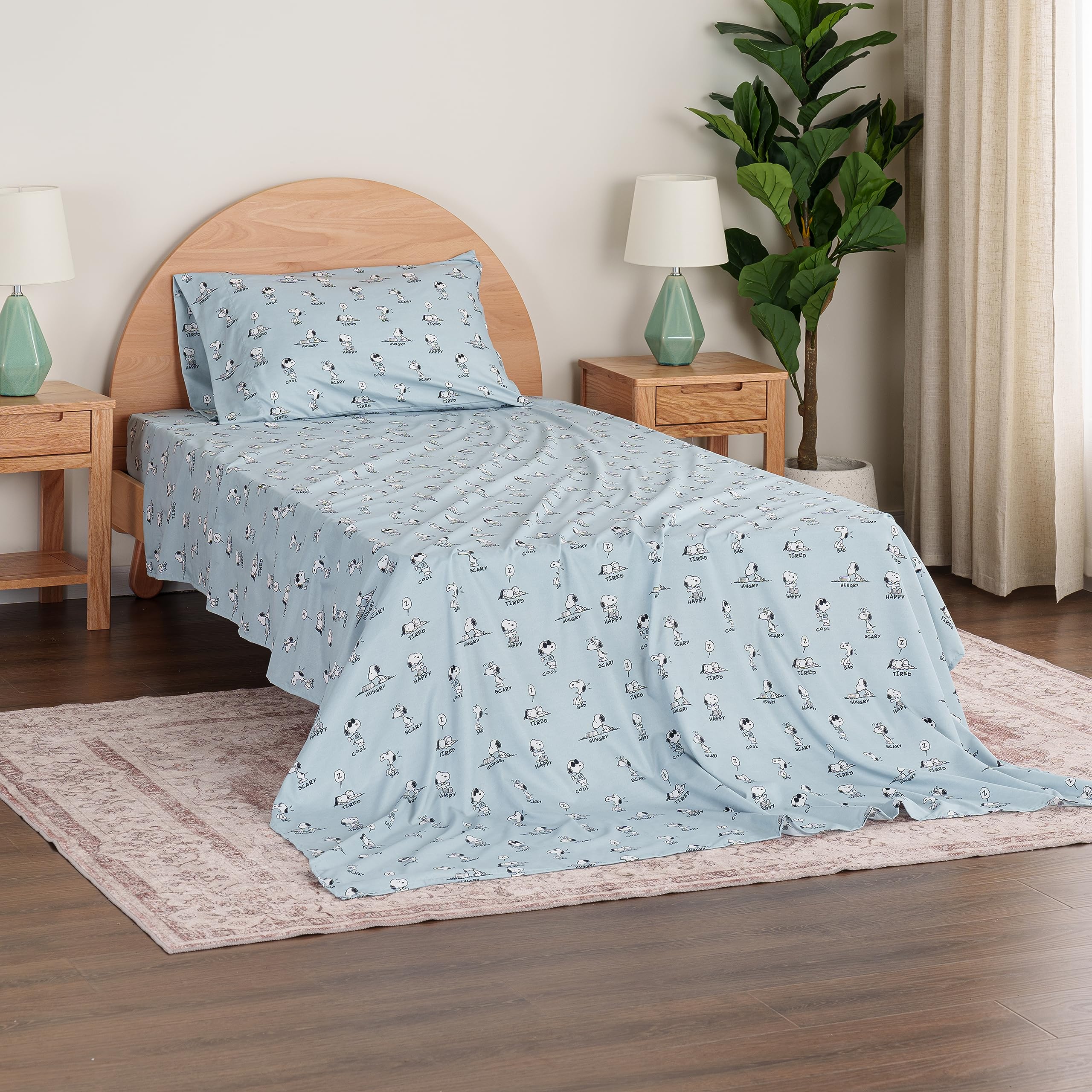 Zestaw pościeli Berkshire Blanket Peanuts® dla dzieci, rozmiar pełny - 4 części, Peanuts® mini pozy i łapy szare, urocze postacie Snoopy nadrukowane na miękkich mikrofibrowych prześcieradłach