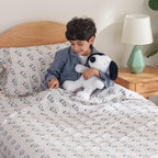 Zestaw pościeli Berkshire Blanket Peanuts® dla dzieci, rozmiar pełny - 4 części, Peanuts® mini pozy i łapy szare, urocze postacie Snoopy nadrukowane na miękkich mikrofibrowych prześcieradłach