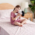 Zestaw pościeli Berkshire Blanket Peanuts® dla dzieci, rozmiar pełny - 4 części, Peanuts® mini pozy i łapy szare, urocze postacie Snoopy nadrukowane na miękkich mikrofibrowych prześcieradłach