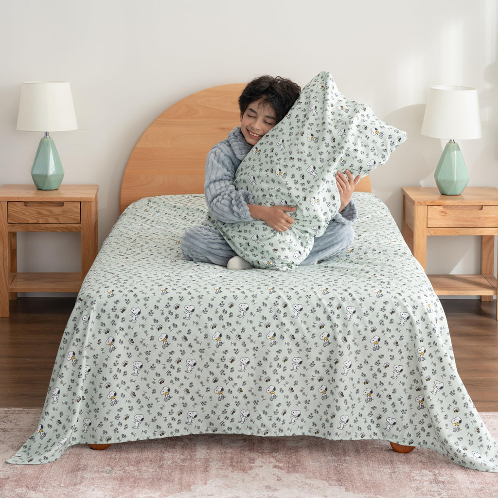 Zestaw pościeli Berkshire Blanket Peanuts® dla dzieci, rozmiar pełny - 4 części, Peanuts® mini pozy i łapy szare, urocze postacie Snoopy nadrukowane na miękkich mikrofibrowych prześcieradłach