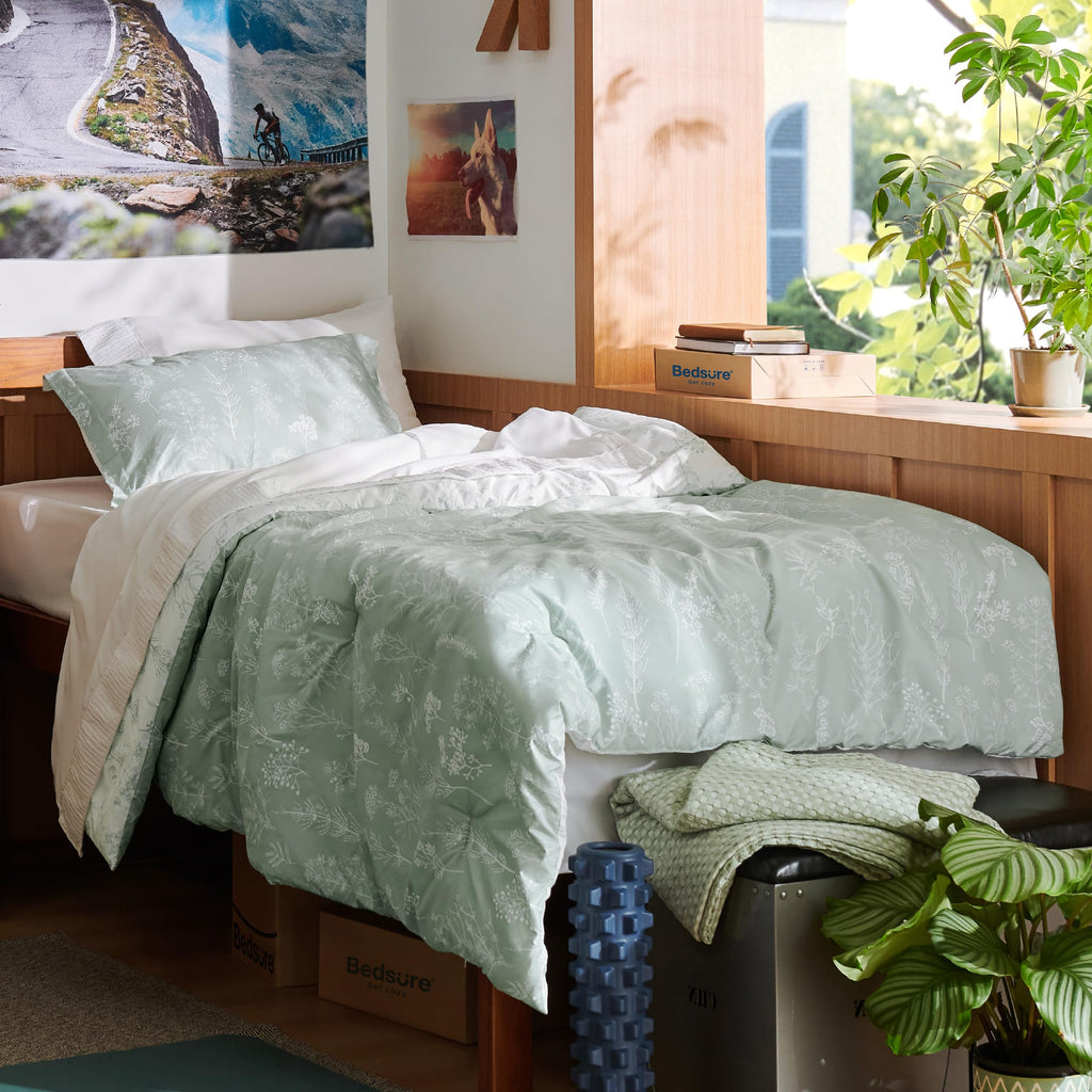 Bedsure Duvet Cover Queen Size - Reversible Floral Duvet Cover Set with Zipper Closure, Green Bedding Set, 3 Pieces, 1 Duvet Cover 90"x90" with 8 Corner Ties and 2 Pillow Shams 20"x26" - Grand Goldman