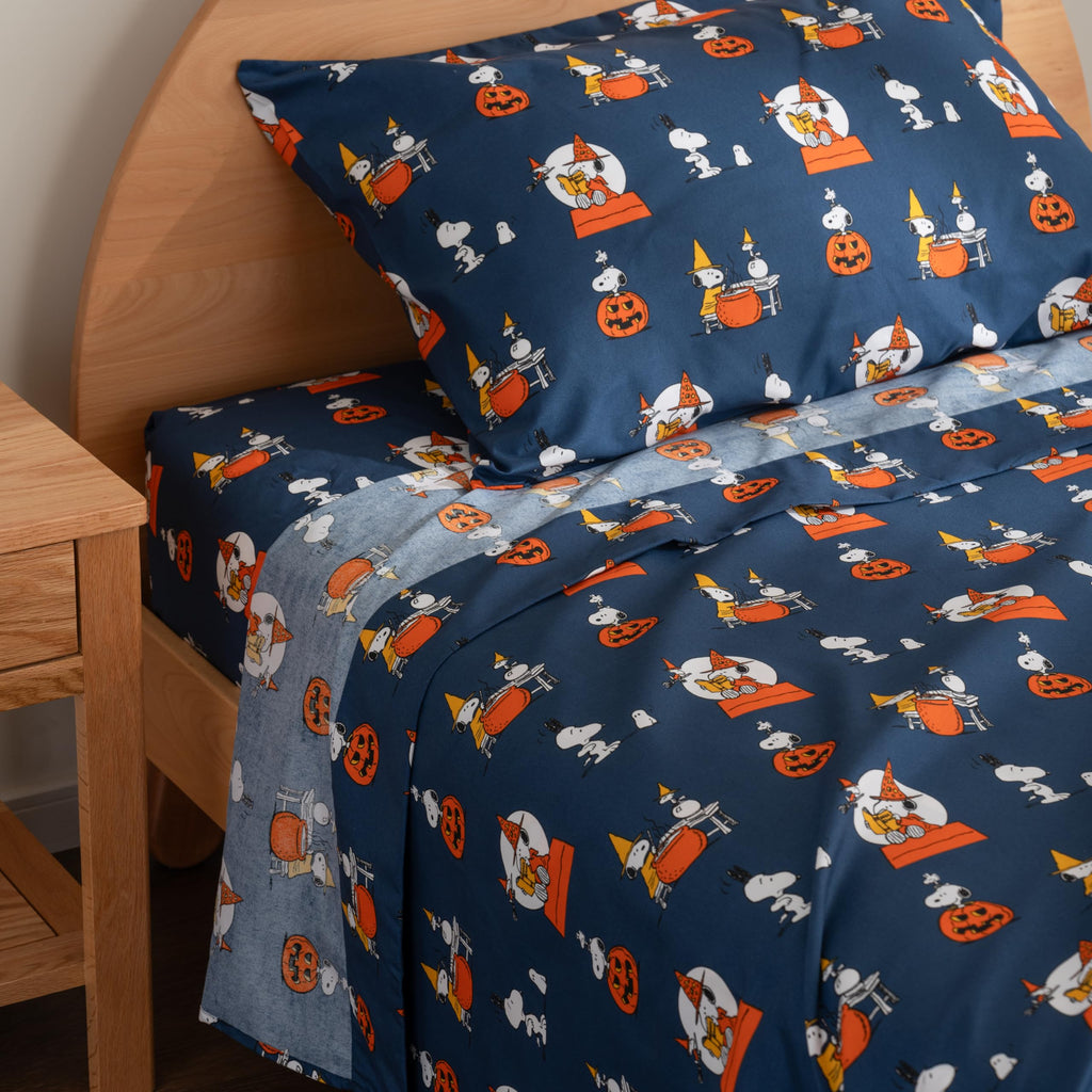 Zestaw pościeli Berkshire Blanket Peanuts® dla dzieci, rozmiar pełny - 4 części, Peanuts® mini pozy i łapy szare, urocze postacie Snoopy nadrukowane na miękkich mikrofibrowych prześcieradłach