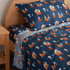Zestaw pościeli Berkshire Blanket Peanuts® dla dzieci, rozmiar pełny - 4 części, Peanuts® mini pozy i łapy szare, urocze postacie Snoopy nadrukowane na miękkich mikrofibrowych prześcieradłach