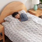 Zestaw pościeli Berkshire Blanket Peanuts® dla dzieci, rozmiar pełny - 4 części, Peanuts® mini pozy i łapy szare, urocze postacie Snoopy nadrukowane na miękkich mikrofibrowych prześcieradłach