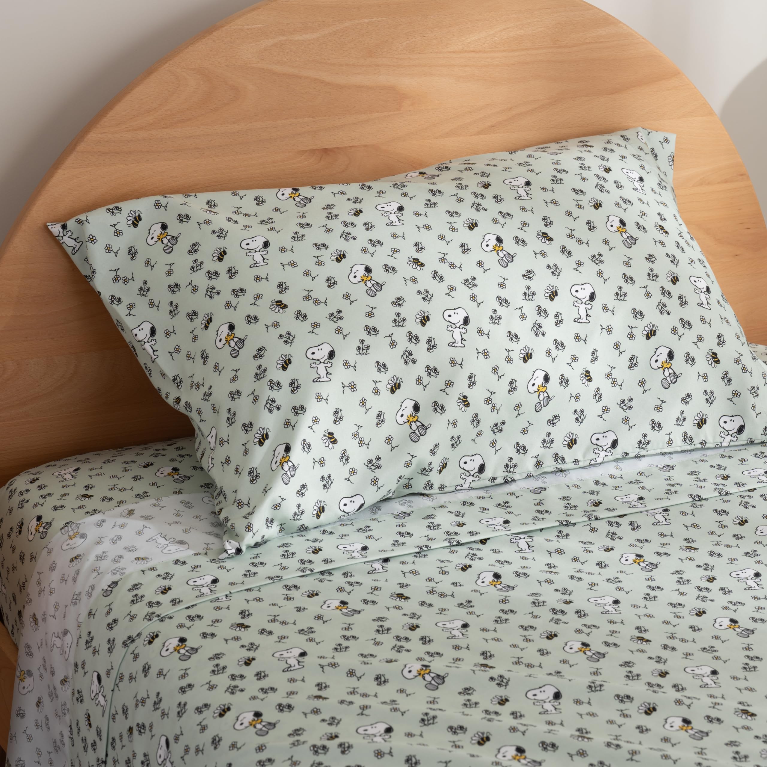 Zestaw pościeli Berkshire Blanket Peanuts® dla dzieci, rozmiar pełny - 4 części, Peanuts® mini pozy i łapy szare, urocze postacie Snoopy nadrukowane na miękkich mikrofibrowych prześcieradłach