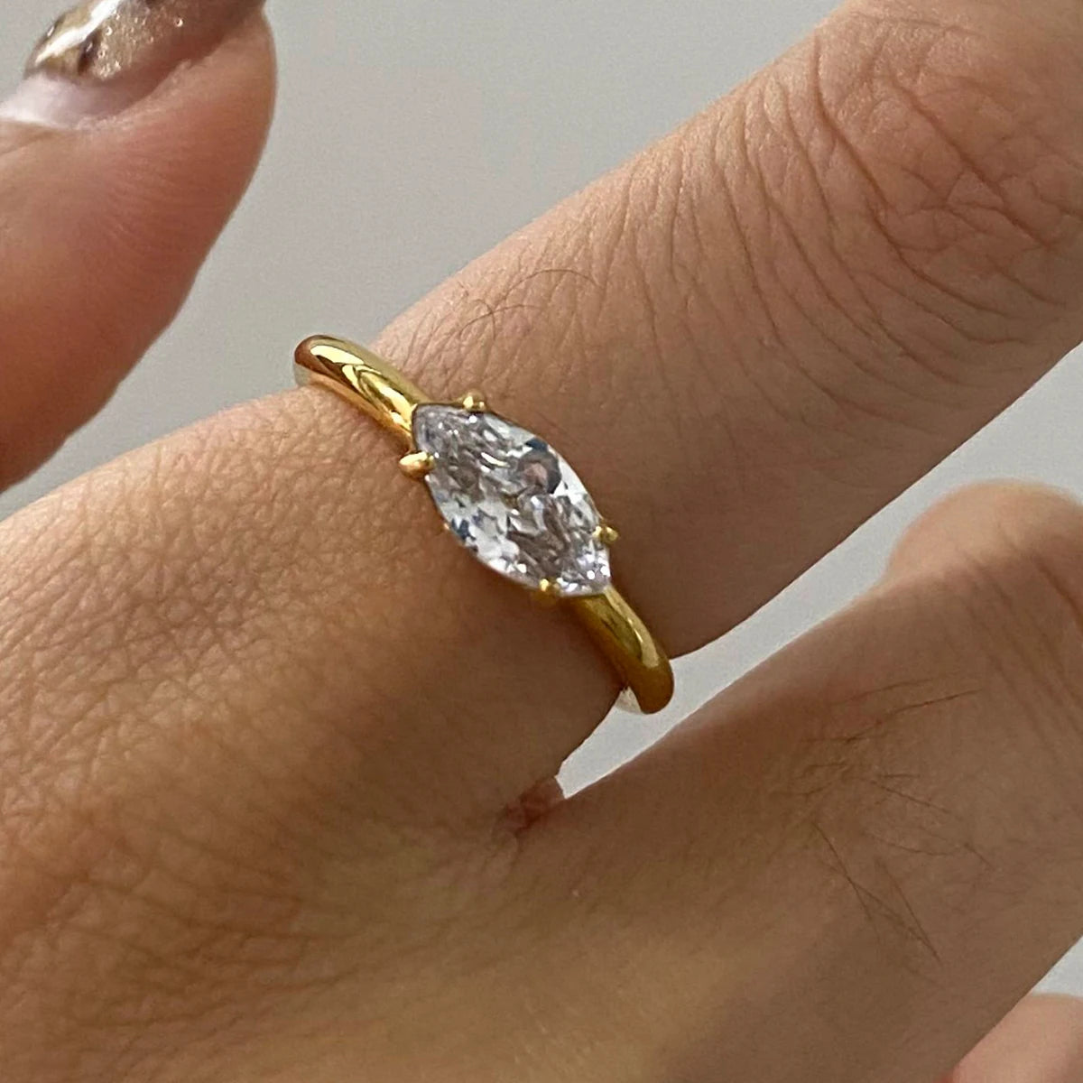 Ensemble de 2 bagues empilables sophistiquées pour dames en acier inoxydable plaqué or 18 carats avec strass et torsade creuse à double couche