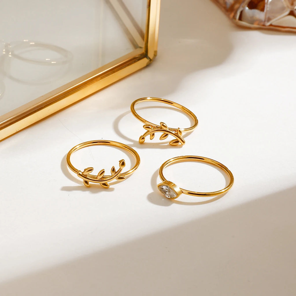 Set di 3 Anelli Impilabili Eleganti da Donna in Acciaio Inossidabile Placcato Oro 18K con Strass Scintillanti e Delicato Design a Foglia