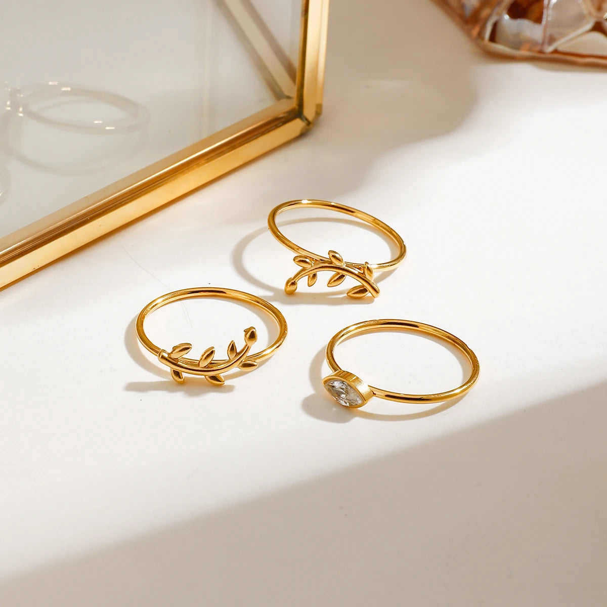 Ensemble de 3 bagues empilables élégantes pour femmes en acier inoxydable plaqué or 18 carats avec strass étincelants et design délicat de feuille