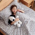 Zestaw pościeli Berkshire Blanket Peanuts® dla dzieci, rozmiar pełny - 4 części, Peanuts® mini pozy i łapy szare, urocze postacie Snoopy nadrukowane na miękkich mikrofibrowych prześcieradłach