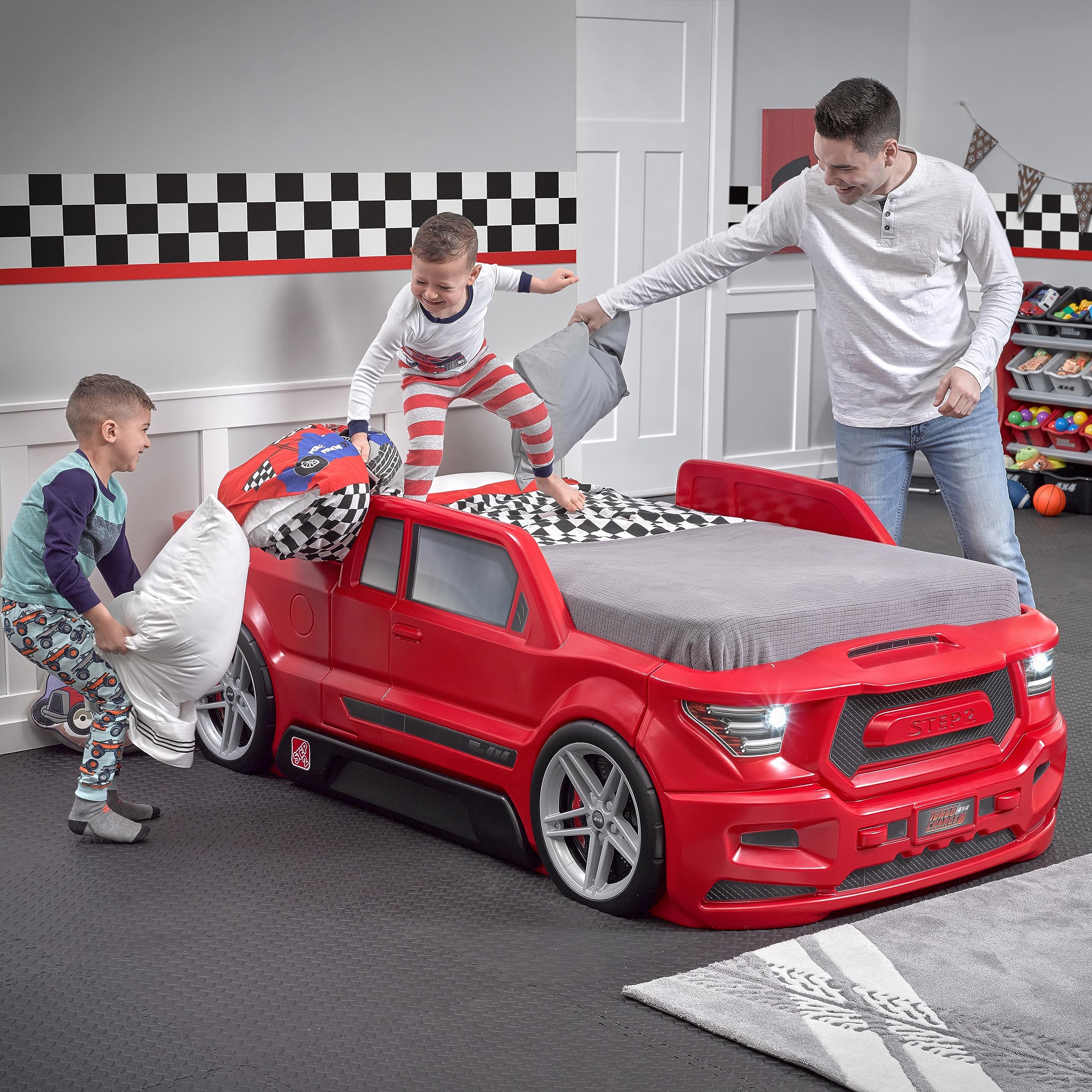 Step2 Turbocharged Twin Size Lastbil Senge, Bilseng til Drenge og Piger, Arbejdende Forlygter og Indbygget Opbevaring, Fremstillet af Holdbar Plastik, Til Børn 3+ År, Livlig Rød