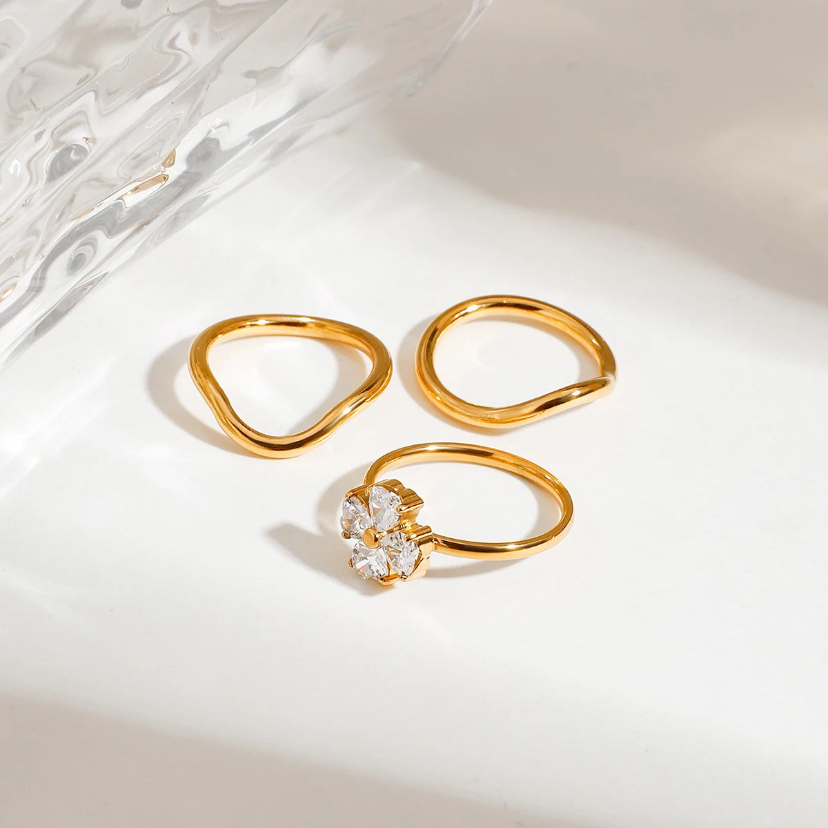 Ensemble de 3 bagues empilables élégantes pour dames en acier inoxydable plaqué or 18 carats, ornées de strass en forme de cœur et de trèfle Pat