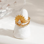 Juego de 3 anillos apilables elegantes para damas, chapados en oro de 18K, de acero inoxidable, con sol acanalado, piedra de imitación en forma de lágrima y piedra de imitación Rhines