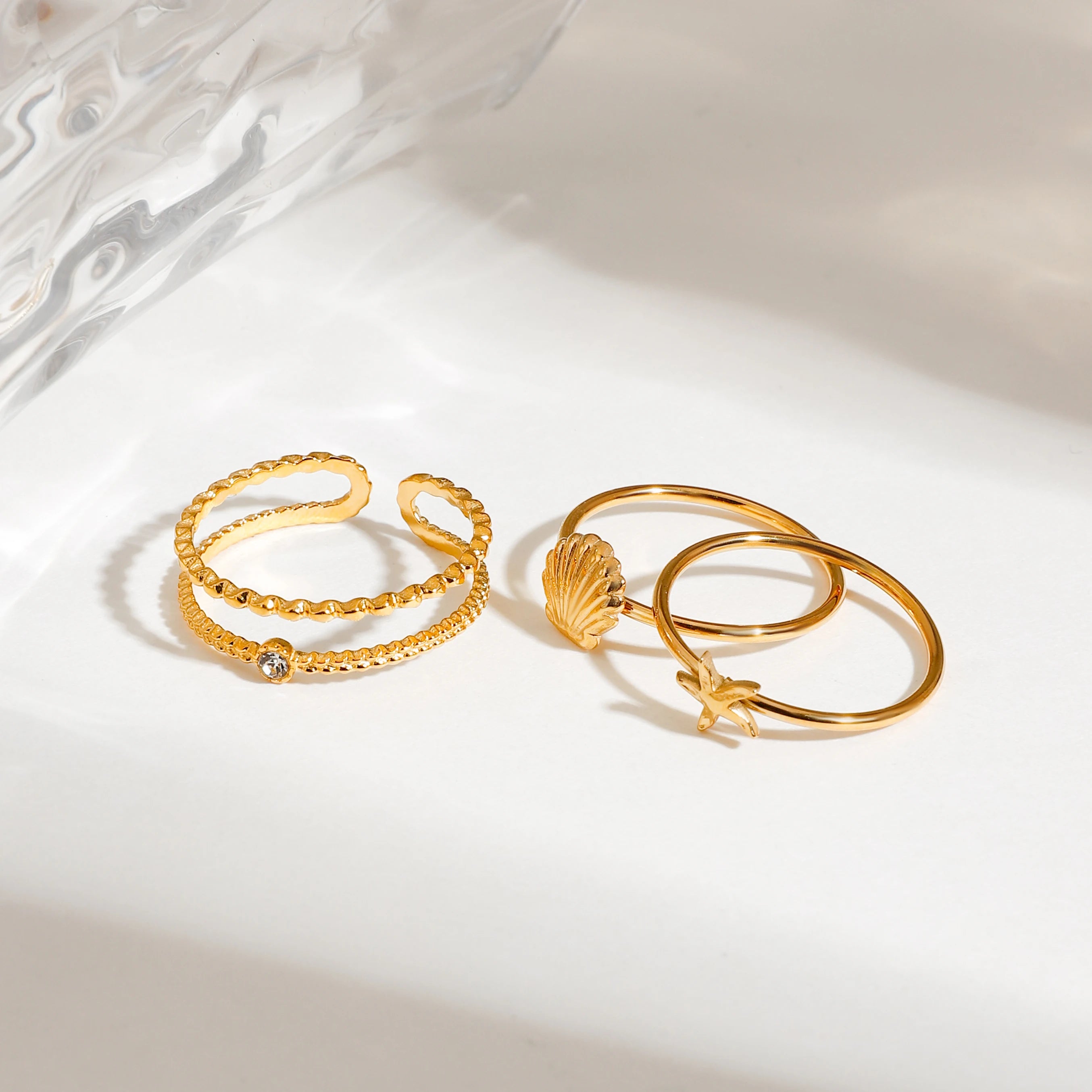 Ensemble de 3 bagues empilables élégantes pour femmes en acier inoxydable plaqué or 18 carats avec coquille côtelée inspirée de l'océan, étoile de mer et ronde