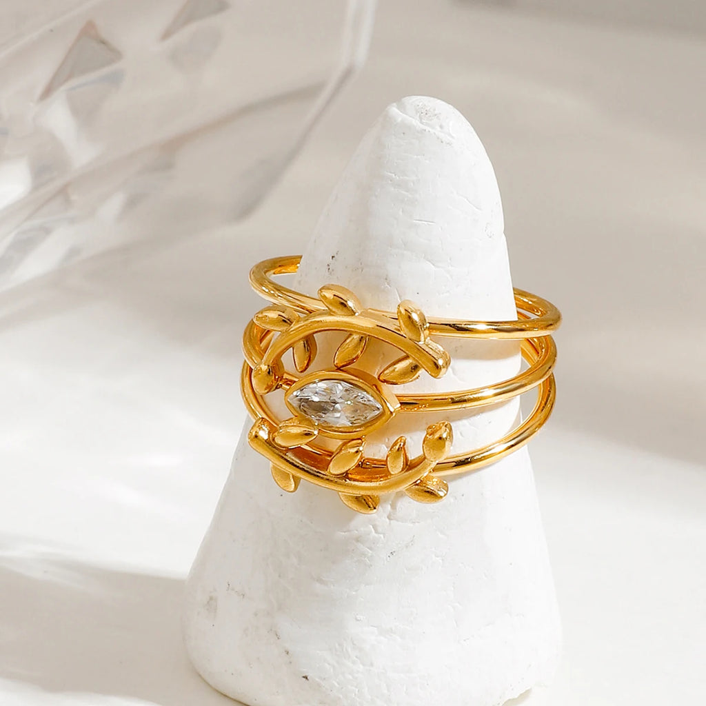 Set di 3 Anelli Impilabili Eleganti da Donna in Acciaio Inossidabile Placcato Oro 18K con Strass Scintillanti e Delicato Design a Foglia