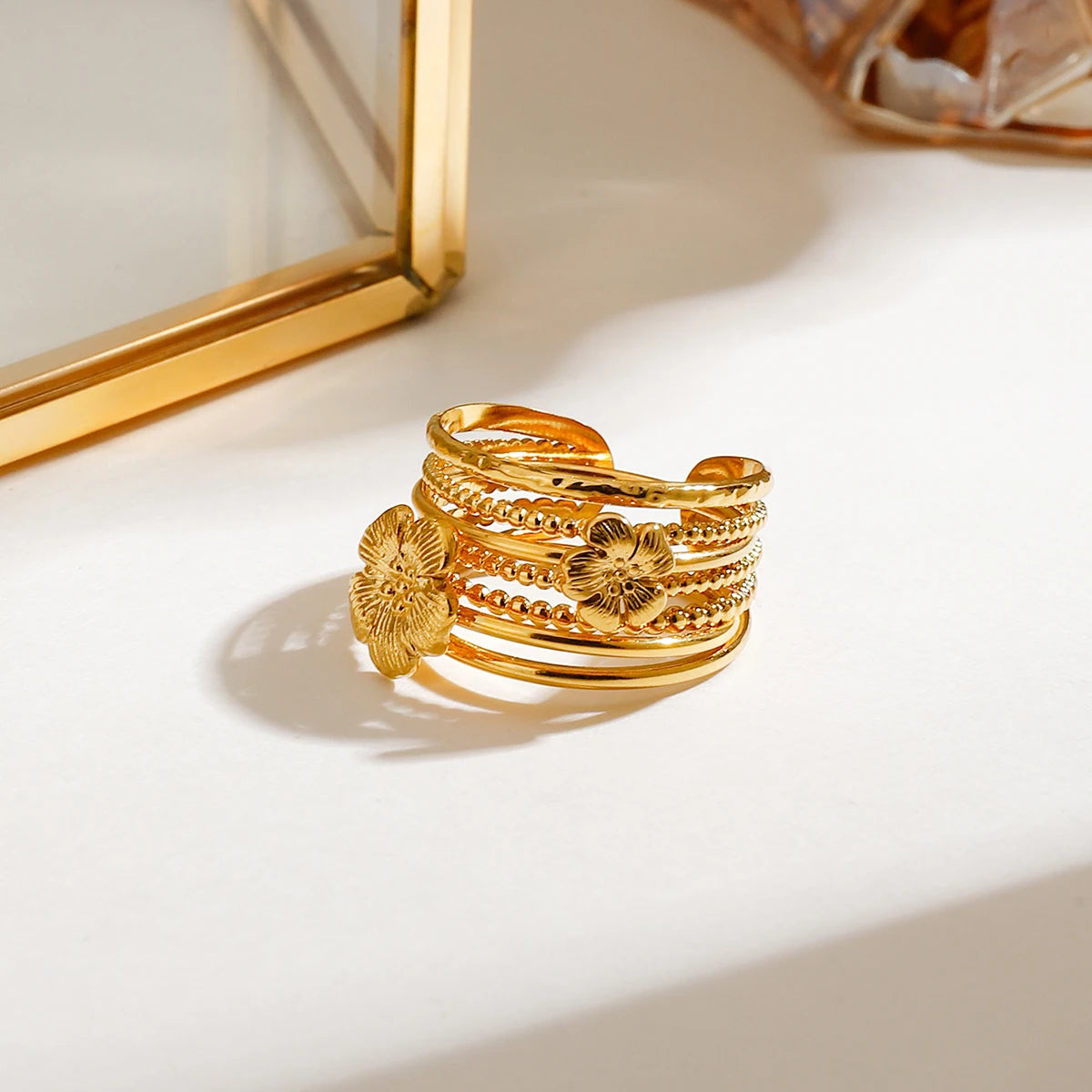 Ensemble de 3 bagues empilables sophistiquées pour femmes en acier inoxydable plaqué or 18 carats, avec fleur côtelée et creux côtelé à cinq couches