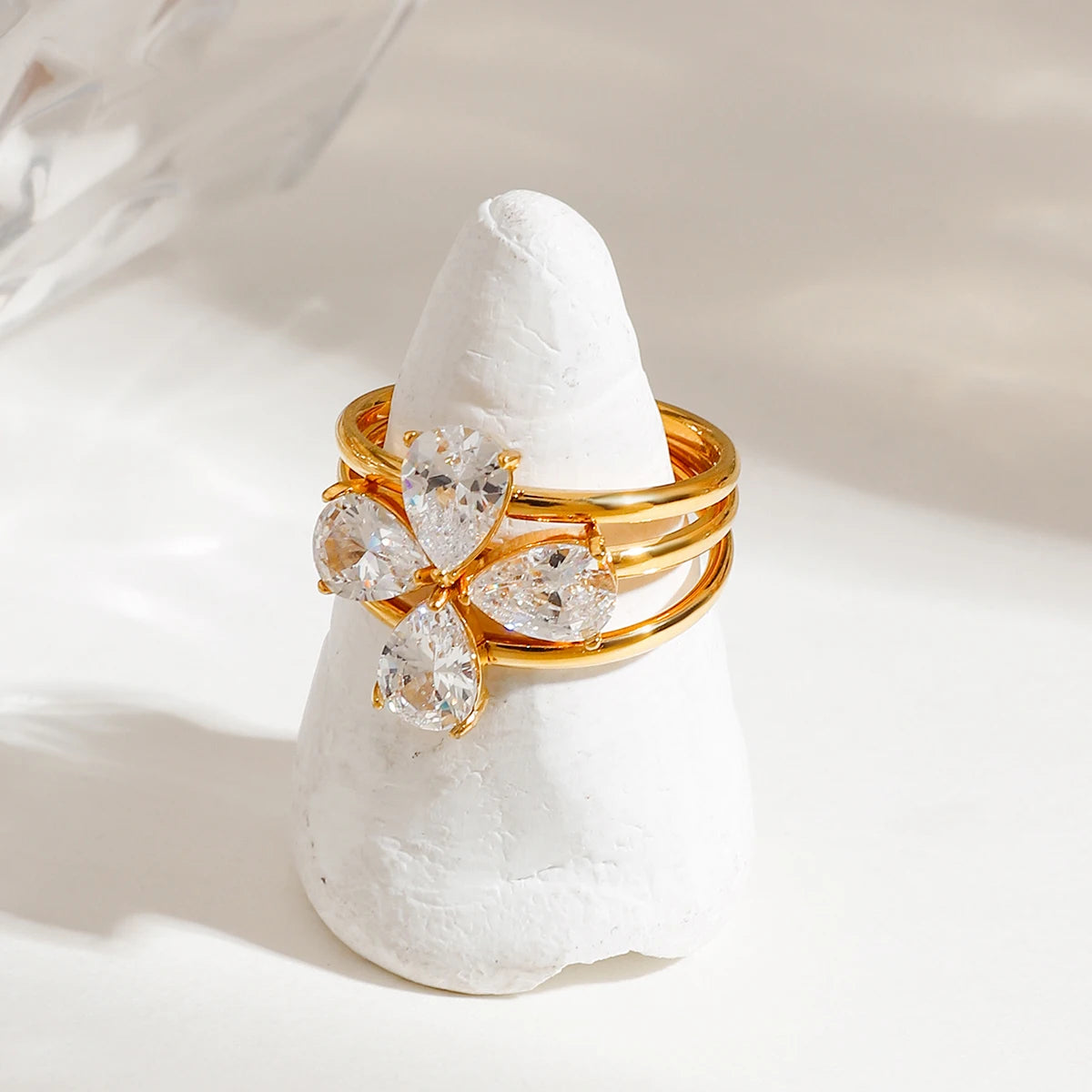 Ensemble de 3 bagues empilables réglables Trèfle Zora plaquées or 18 carats en acier inoxydable avec zircon en forme de goutte d'eau scintillant Bijoux de luxe cadeau