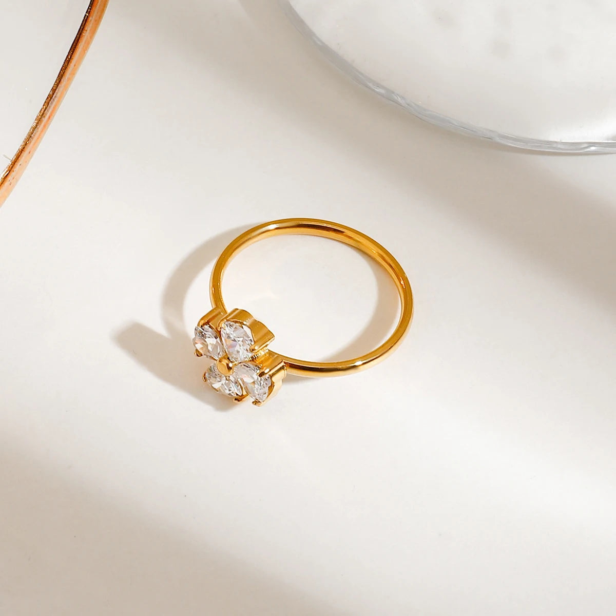 Ensemble de 3 bagues empilables élégantes pour dames en acier inoxydable plaqué or 18 carats, ornées de strass en forme de cœur et de trèfle Pat