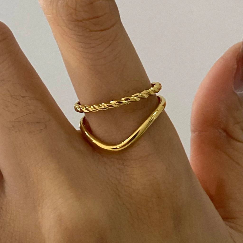 Set di 2 anelli impilabili sofisticati da donna in acciaio inossidabile placcato oro 18K con strass e torsione cava a doppio strato