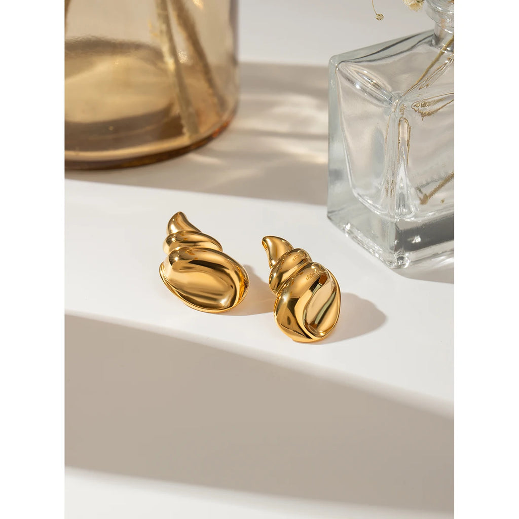 トレンディな18kゴールドメッキステンレススチールステレオ光沢コンクシェルピアス女性用防水ファッション高級ゴールデンジュエリーギフト