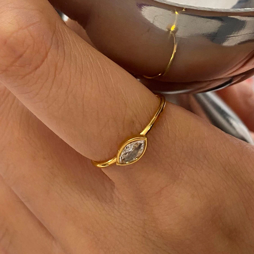 Set di 3 Anelli Impilabili Eleganti da Donna in Acciaio Inossidabile Placcato Oro 18K con Strass Scintillanti e Delicato Design a Foglia