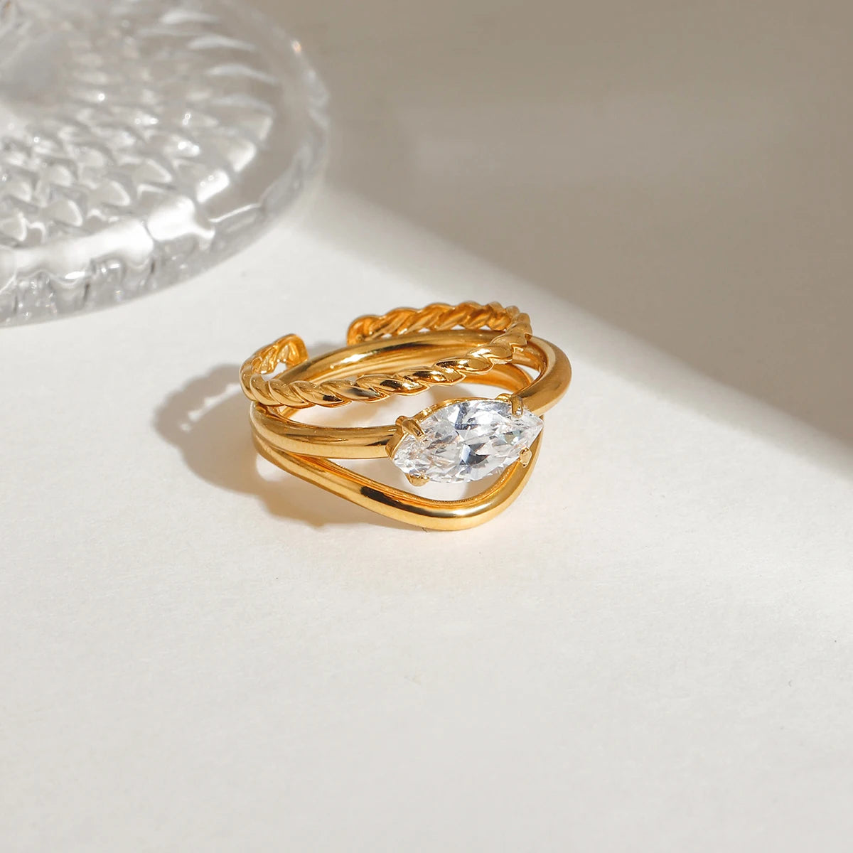 Set di 2 anelli impilabili sofisticati da donna in acciaio inossidabile placcato oro 18K con strass e torsione cava a doppio strato