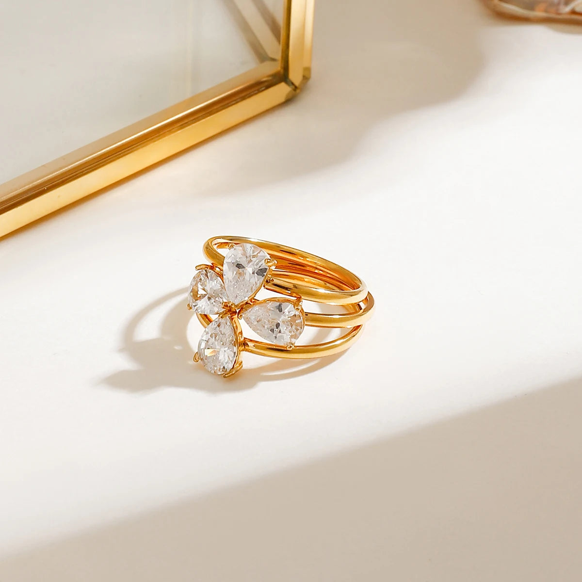 Ensemble de 3 bagues empilables réglables Trèfle Zora plaquées or 18 carats en acier inoxydable avec zircon en forme de goutte d'eau scintillant Bijoux de luxe cadeau