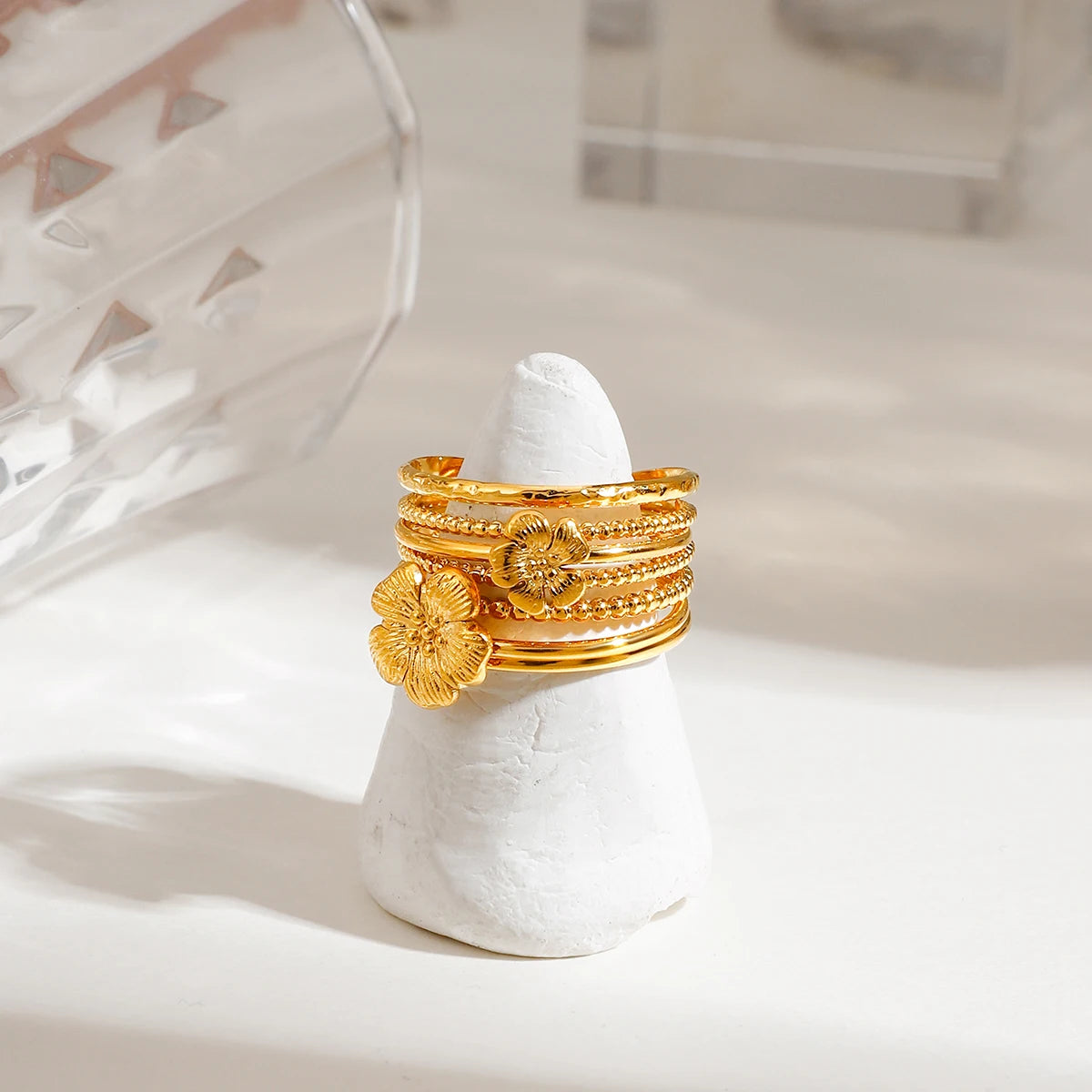 Ensemble de 3 bagues empilables sophistiquées pour femmes en acier inoxydable plaqué or 18 carats, avec fleur côtelée et creux côtelé à cinq couches