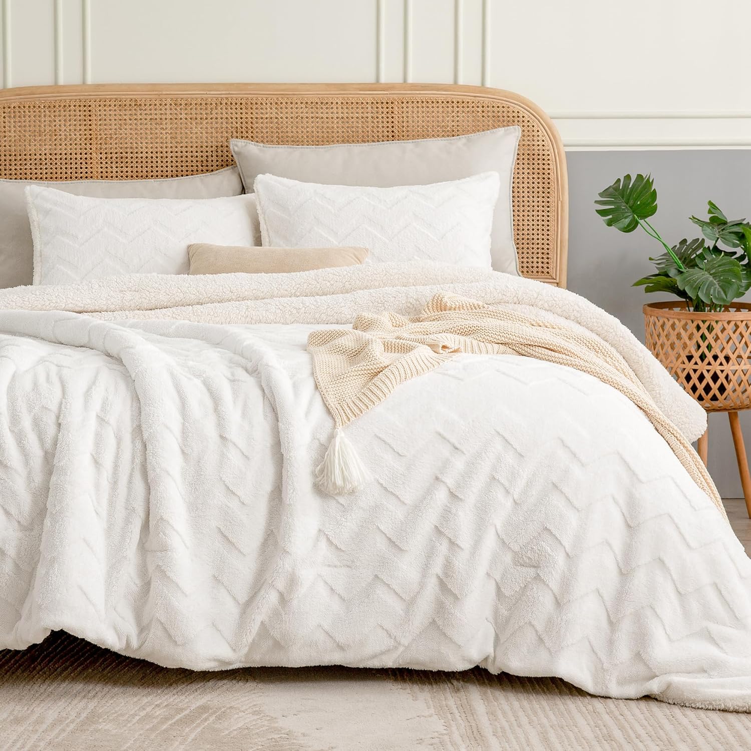 BEDELITE Fluffy Queen Comforter Set - Super Soft Sherpa Grey Comforter for Queen Size Bed, Luxury Warm Bedding Set for Winter, Fuzzy Bed Set 3 Pieces (1 Comforter, 2 Pillowcases) - Grand Goldman