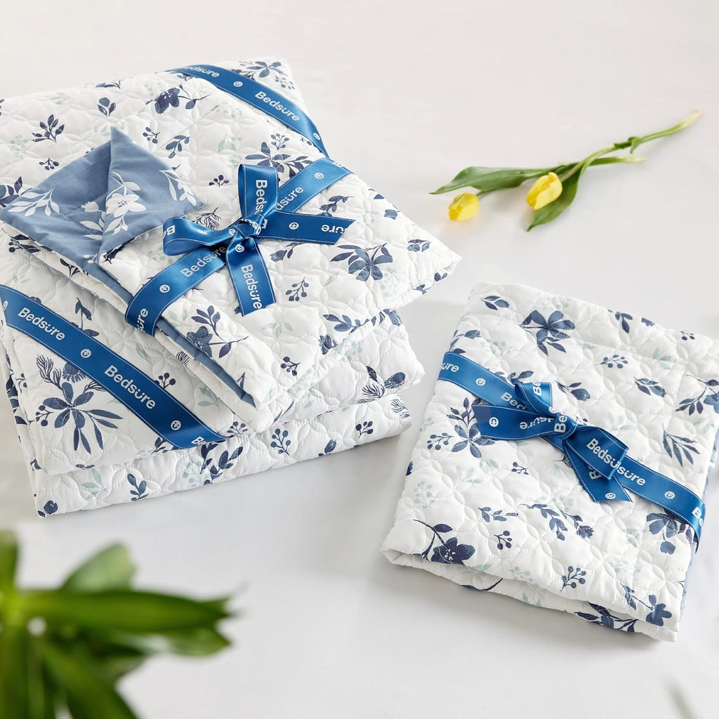 Bedsure Floral Quilt Set Queen - Reversible Blue & White Quilt Bedding Set, Daisy Design Bedspread, 3 Pieces Microfiber Lightweight Coverlet with 2 Pillow Shams for All Seasons (90"x96") - Grand Goldman