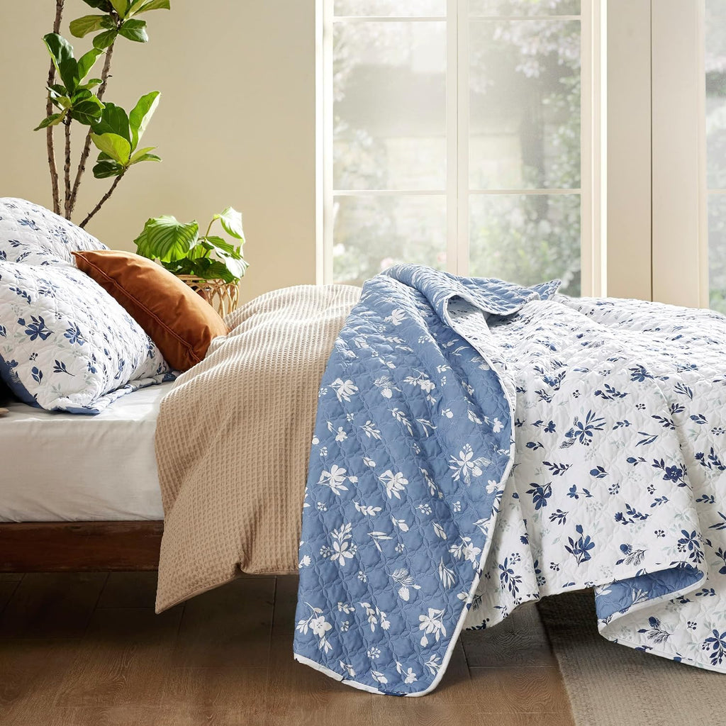 Bedsure Floral Quilt Set Queen - Reversible Blue & White Quilt Bedding Set, Daisy Design Bedspread, 3 Pieces Microfiber Lightweight Coverlet with 2 Pillow Shams for All Seasons (90"x96") - Grand Goldman