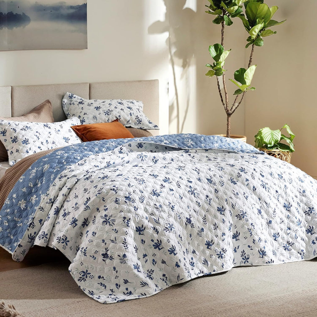 Bedsure Floral Quilt Set Queen - Reversible Blue & White Quilt Bedding Set, Daisy Design Bedspread, 3 Pieces Microfiber Lightweight Coverlet with 2 Pillow Shams for All Seasons (90"x96") - Grand Goldman
