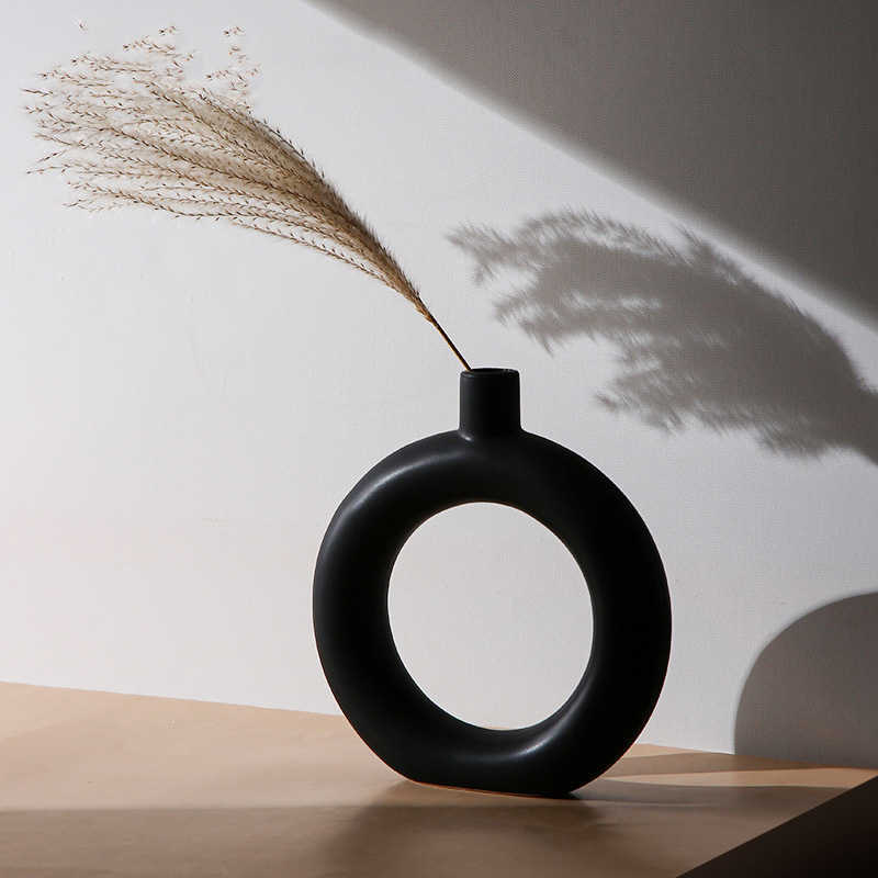 Geometric Shaped Ceramic Vase Ornament - Grand Goldman