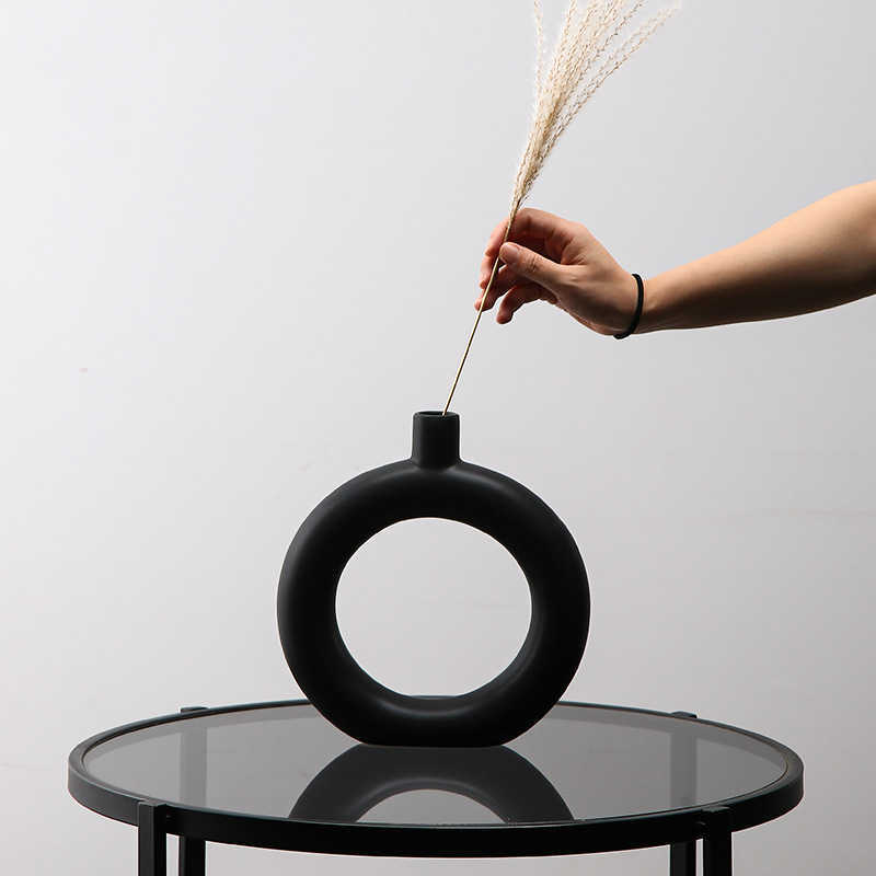 Geometric Shaped Ceramic Vase Ornament - Grand Goldman