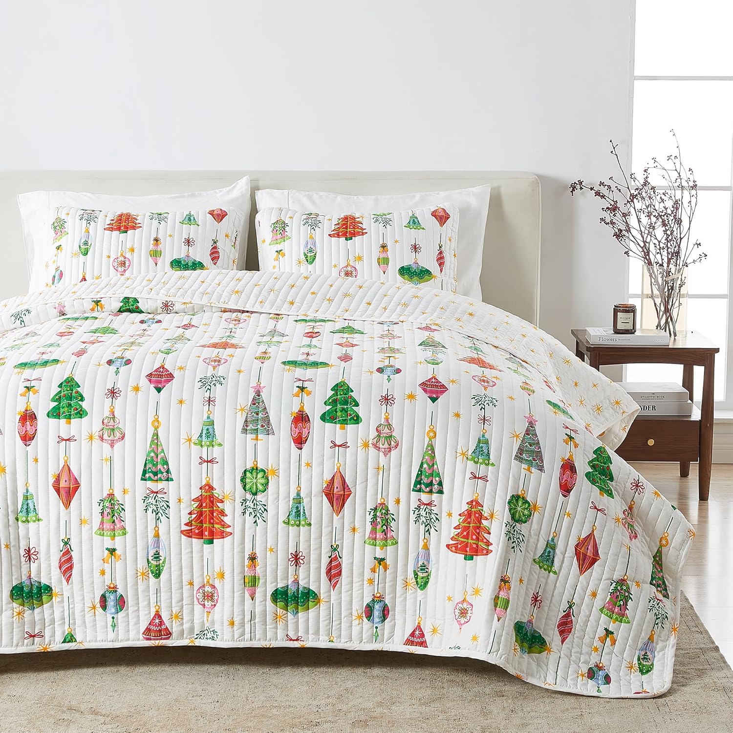 Great Bay Home 2-Piece Christmas Quilt Set with Shams. Reversible Bedspread Coverlet with Holiday Pattern. Holly Collection (Twin/Twin XL) - Grand Goldman