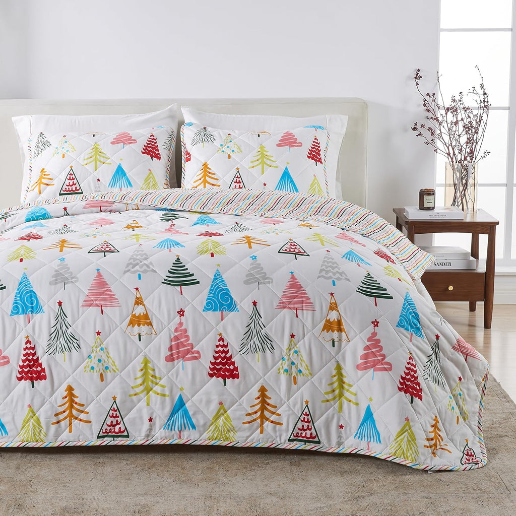 Great Bay Home 2-Piece Christmas Quilt Set with Shams. Reversible Bedspread Coverlet with Holiday Pattern. Holly Collection (Twin/Twin XL) - Grand Goldman